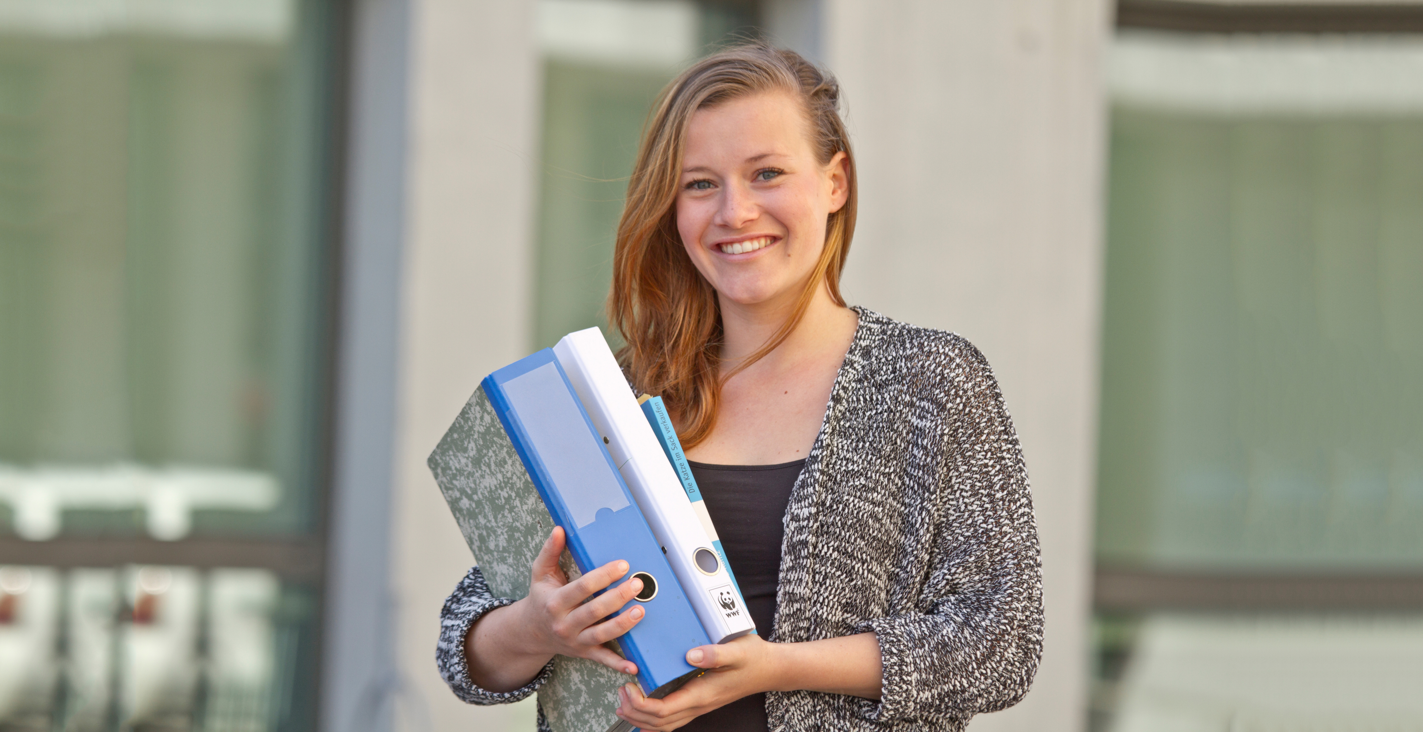 Erwachsenenbildung, Frau mit Ordnern