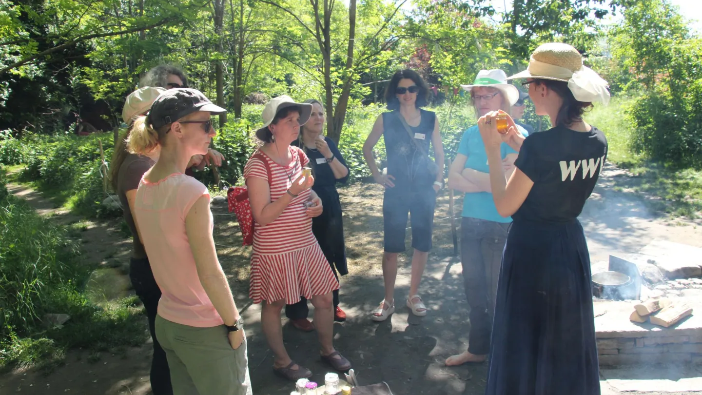 Lehrer lernen am Lehrerworkshop wie Naturkosmetik über dem Feuer gemacht wird