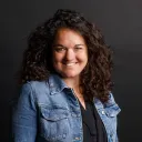 Portrait Fabia Fischli auf schwarzem Hintergrund