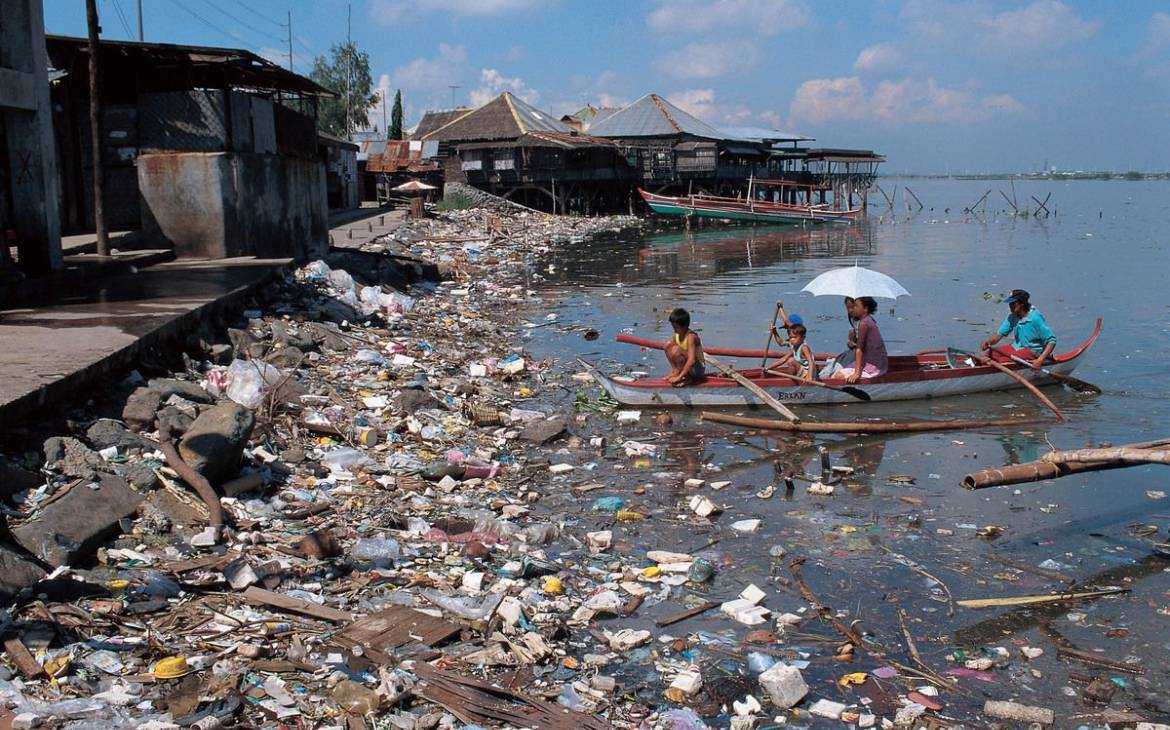 Microplastic et en plastique et les déchets des déchets flottant dans l'eau  avec filet de pêche. L'océan et sur la mer de la pollution en plastique  Photo Stock - Alamy